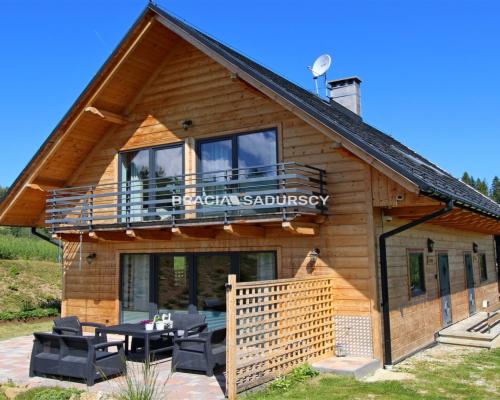 Dwa drewniane domy z czterema lokalami