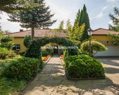 Dom z pięknym ogrodem i budynkiem usługowym