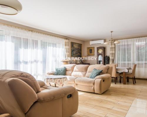 Dom z pięknym ogrodem i budynkiem usługowym