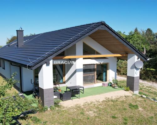 Biuro Nieruchomości Bracia Sadurscy prezentuje na sprzedaż nowoczesny, energooszędny dom wolnostojący o wysokim standardzie wyk