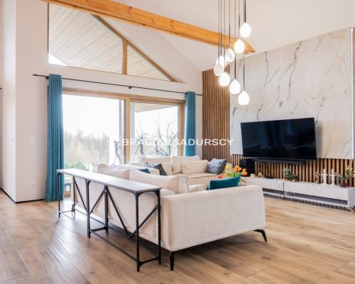 Biuro Nieruchomości Bracia Sadurscy prezentuje na sprzedaż nowoczesny, energooszędny dom wolnostojący o wysokim standardzie wyk