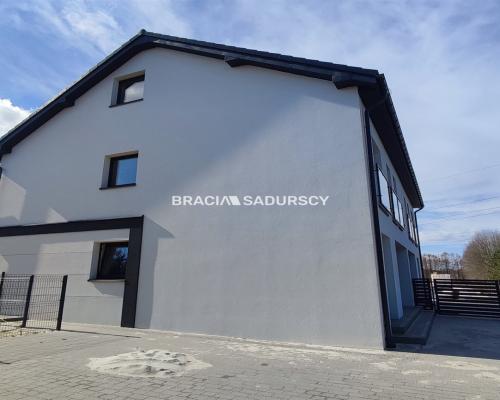 Mam przyjemność zaoferować Państwu mieszkanie w domu typu bliźniak w pięknej, cichej okolicy w miejscowości Borek Szlachecki po