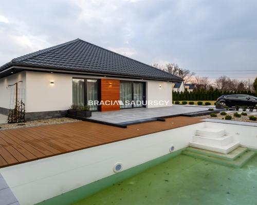 Kraków. Dom z basenem.