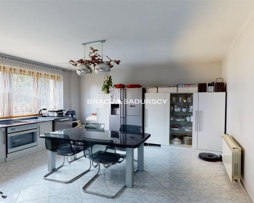 Dom mieszkalny, trzykondygnacyjny