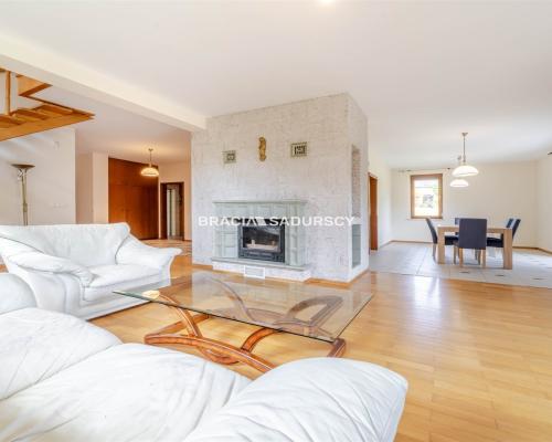 DOM NA DUŻEJ DZIAŁCE W ATRAKCYJNEJ LOKALIZACJI