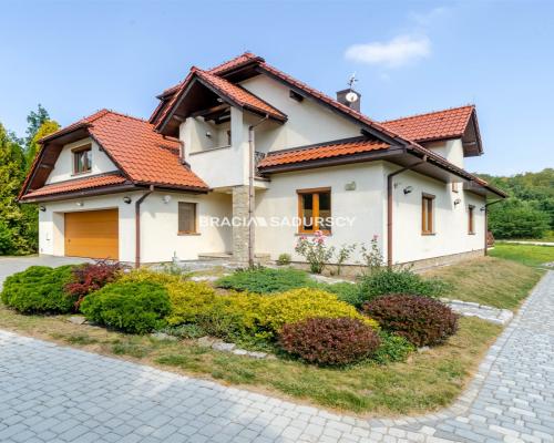 DOM NA DUŻEJ DZIAŁCE W ATRAKCYJNEJ LOKALIZACJI