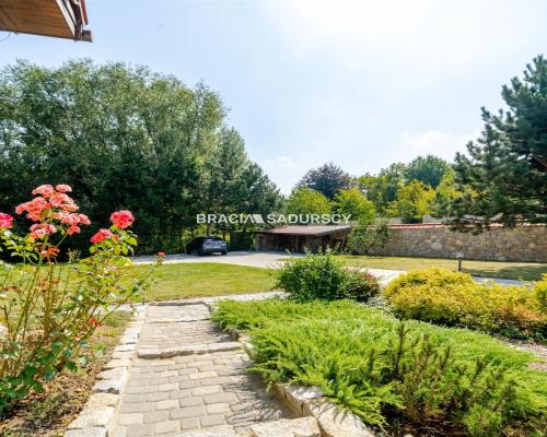 DOM NA DUŻEJ DZIAŁCE W ATRAKCYJNEJ LOKALIZACJI