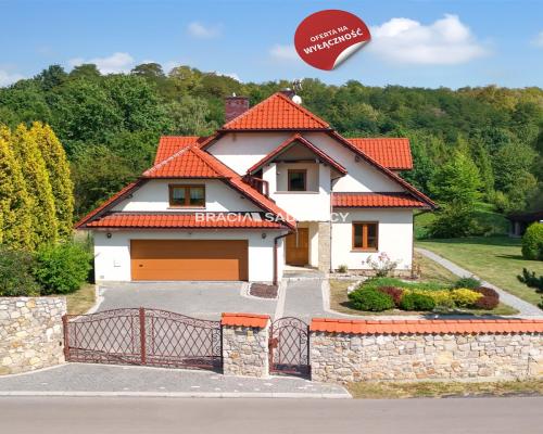 DOM NA DUŻEJ DZIAŁCE W ATRAKCYJNEJ LOKALIZACJI