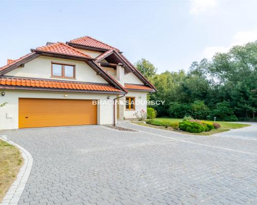 DOM NA DUŻEJ DZIAŁCE W ATRAKCYJNEJ LOKALIZACJI