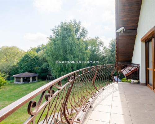 DOM NA DUŻEJ DZIAŁCE W ATRAKCYJNEJ LOKALIZACJI