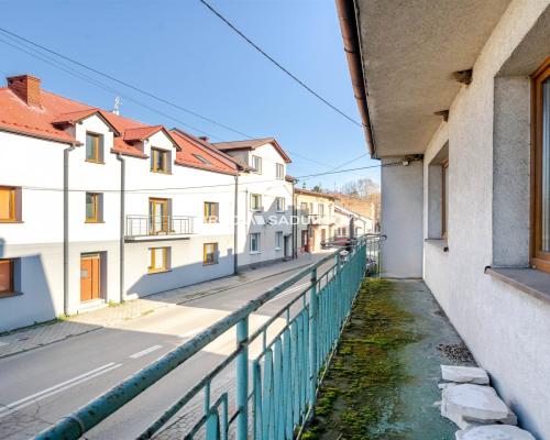 DOM Z OGRODEM I GARAŻEM - SKAŁA K. KRAKOWA  

 Na sprzedaż dom jednorodzinny o powierzchni ok. 150 m&sup2; z wysokim poddaszem