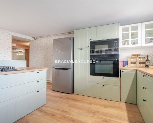 DOM Z OGRODEM I GARAŻEM - SKAŁA K. KRAKOWA  

 Na sprzedaż dom jednorodzinny o powierzchni ok. 150 m&sup2; z wysokim poddaszem