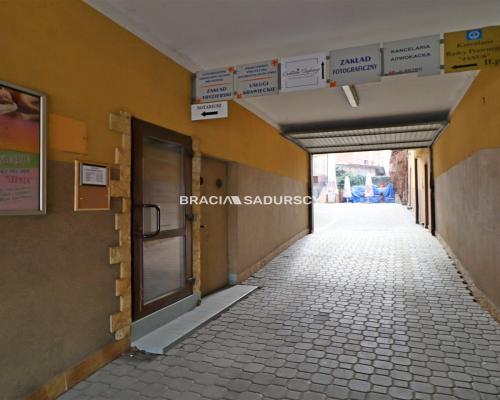 Dochodowa kamienica na Rynku w Miechowie - lokale handlowo-usługowe, wysoka stopa zwrotu    

 Na sprzedaż oferujemy  nieruchom