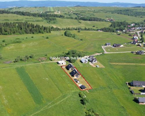 Dwa drewniane domy z czterema lokalami