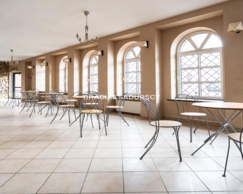 Usługowo-mieszkalny w centrum z własnym parkingiem