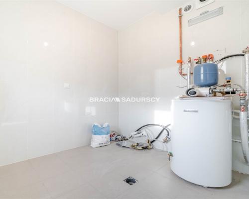 Lokal z witryną i parkingiem w sercu Skały