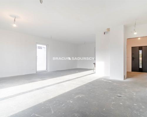 Lokal z witryną i parkingiem w sercu Skały