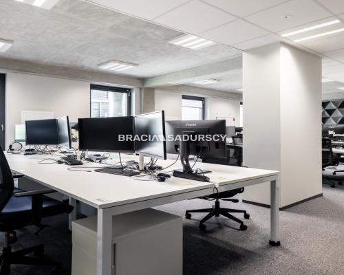 Biurowiec obok Galerii krakowskiej w Krakowie