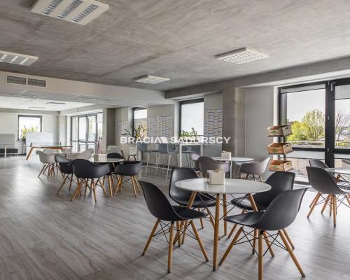 Biurowiec obok Galerii krakowskiej w Krakowie