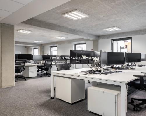 Biurowiec obok Galerii krakowskiej w Krakowie