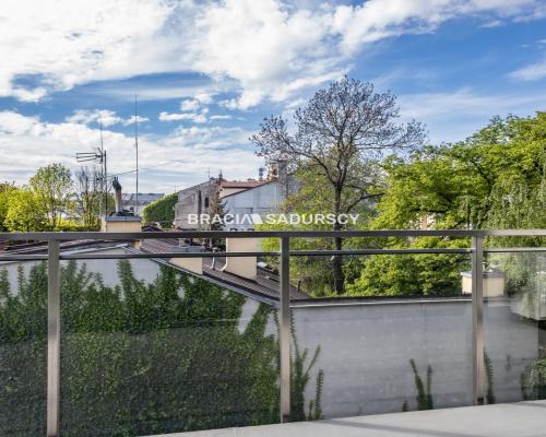 Biurowiec obok Galerii krakowskiej w Krakowie