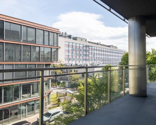 Biurowiec obok Galerii krakowskiej w Krakowie