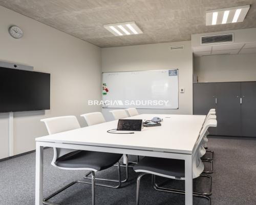 Biurowiec obok Galerii krakowskiej w Krakowie