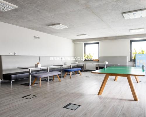 Biurowiec obok Galerii krakowskiej w Krakowie