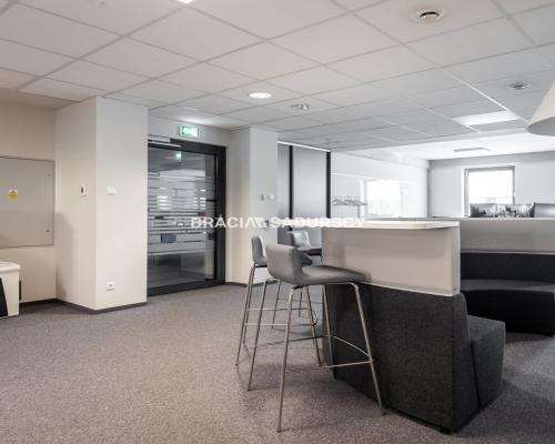 Biurowiec obok Galerii krakowskiej w Krakowie