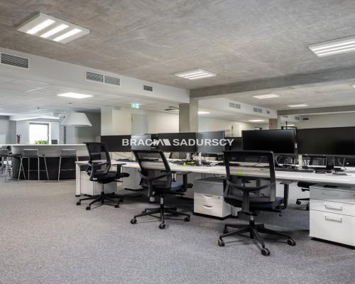 Biurowiec obok Galerii krakowskiej w Krakowie