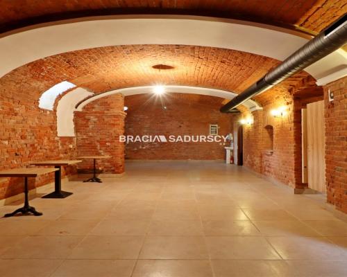 Tarn&oacute;w, Stare Miasto, ul. Rybna/Wałowa. Lokal usługowy o łącznej pow. 267,99 m 2 .  

 Lokal dwupoziomowy: piwnica i par