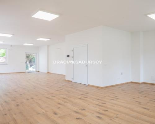 Lokal usługowy z miejscami parkingowymi