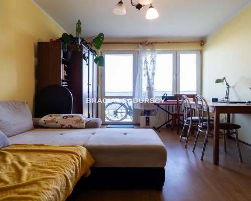 3 pok z widokiem na panoramę miasta.