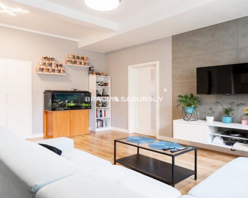 Dwa pokoje, jasne, wysokie. Doskonałe.