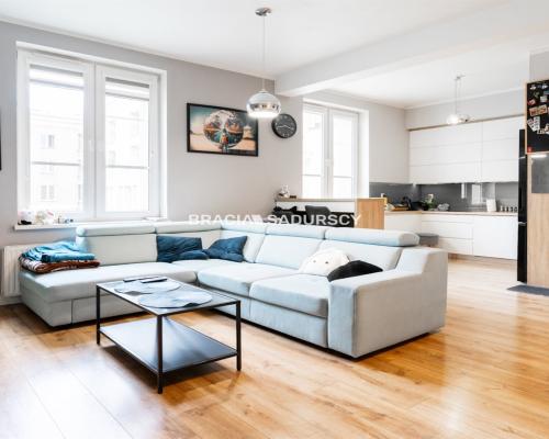 Dwa pokoje, jasne, wysokie. Doskonałe.