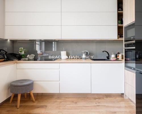 Dwa pokoje, jasne, wysokie. Doskonałe.