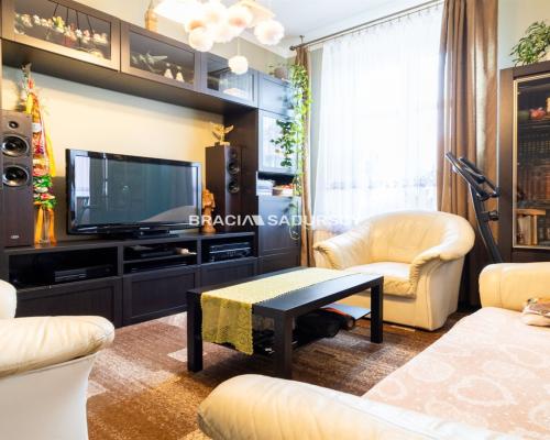 Mieszkanie z garażem, lokalem handlowym i piwnicą.