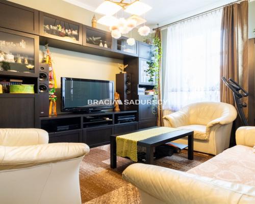 Mieszkanie z garażem, lokalem handlowym i piwnicą.