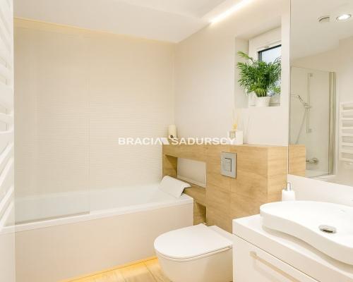 Ekskluzywne mieszkanie z ogrodem i parkingiem