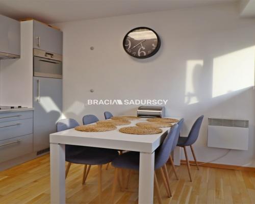 Dwupoziomowy Apartament z Widokiem na Giewont w Kościelisku   

 Oferujemy na sprzedaż przestronny, dwupoziomowy apartament z w