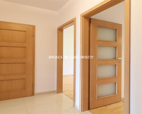 Przestronne 3-pokojowe mieszkanie z loggią oraz dwustanowiskowym miejscem parkingowym w podziemnym garażu, zlokalizowane w Star