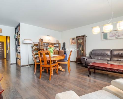 Mieszkanie z balkonem i miejscem postojowym