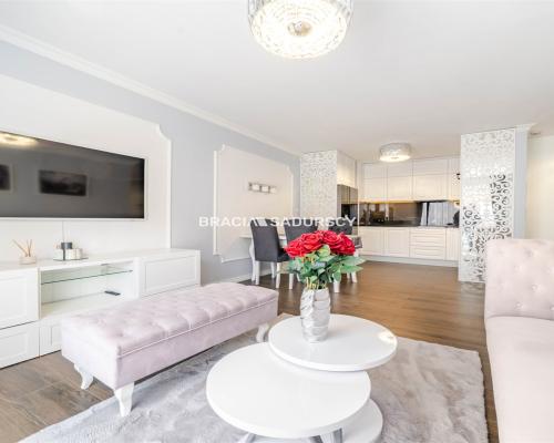 3-pokojowe mieszkanie z dużym ogr&oacute;dkiem - Wieliczka   

 Na sprzedaż komfortowe, 3-pokojowe mieszkanie o powierzchni 52,