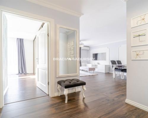 3-pokojowe mieszkanie z dużym ogr&oacute;dkiem - Wieliczka   

 Na sprzedaż komfortowe, 3-pokojowe mieszkanie o powierzchni 52,