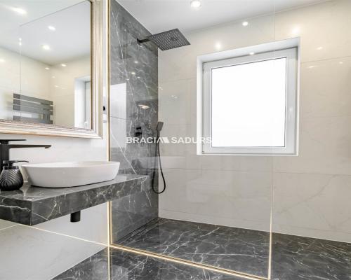 3-pokojowe mieszkanie z dużym ogr&oacute;dkiem - Wieliczka   

 Na sprzedaż komfortowe, 3-pokojowe mieszkanie o powierzchni 52,