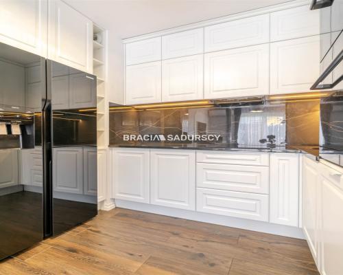 3-pokojowe mieszkanie z dużym ogr&oacute;dkiem - Wieliczka   

 Na sprzedaż komfortowe, 3-pokojowe mieszkanie o powierzchni 52,