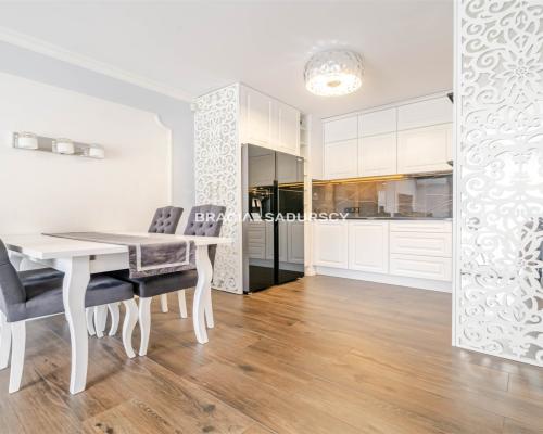 3-pokojowe mieszkanie z dużym ogr&oacute;dkiem - Wieliczka   

 Na sprzedaż komfortowe, 3-pokojowe mieszkanie o powierzchni 52,