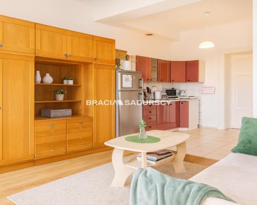 Na sprzedaż wyjątkowe mieszkanie inwestycyjne na Starym Mieście w okolicach Poczty Gł&oacute;wnej.    
 
Zadbana kamienica i po