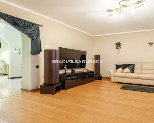 4 pokoje do zamieszkania z miejscem parkingowym