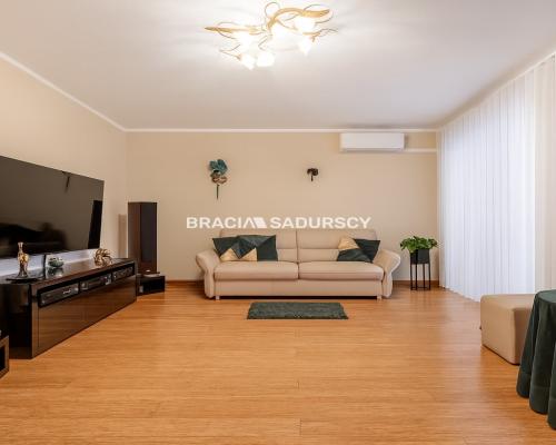 4 pokoje do zamieszkania z miejscem parkingowym